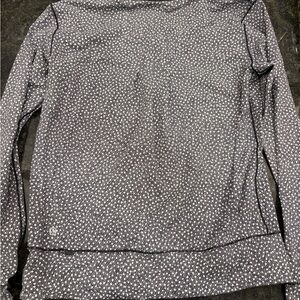 Lululemon Athletica Black and White Long Sleeve Top. Zip pocket in back.